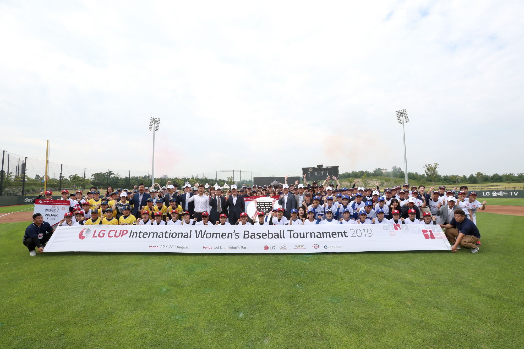 22일 경기도 이천시 소재 ‘LG챔피언스파크’에서 열린 'LG컵 국제여자야구대회' 개막식에서 여자야구 선수들과 대회 관계자들이 기념 촬영을 하고 있다.