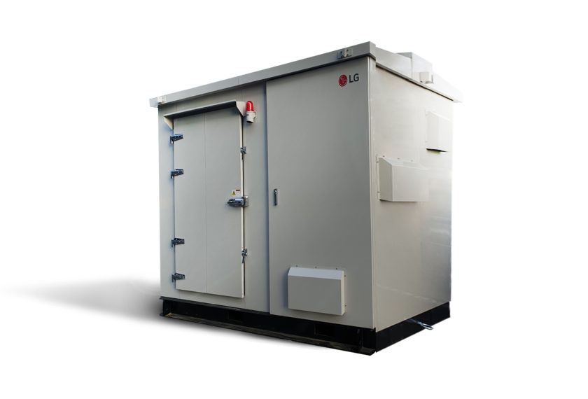 LG전자가 13일 100kW(키로와트)급 태양광 발전용 올인원(All-in-one) ESS(Energy Storage System)를 출시했다. 사진은 올인원 ESS 제품.
