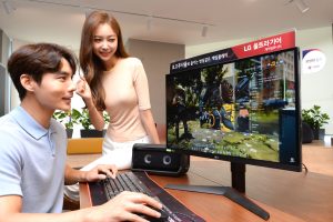 모델들이 풍부하고 섬세한 색 표현이 가능한 '나노 IPS 디스플레이'와 화면 잔상 현상을 최소화해줄 1ms 응답속도를 갖춘 ‘LG 울트라기어(UltraGearTM)’ 27인치 게이밍 모니터 신제품(모델명:27GL850)으로 게임을 즐기고 있다.