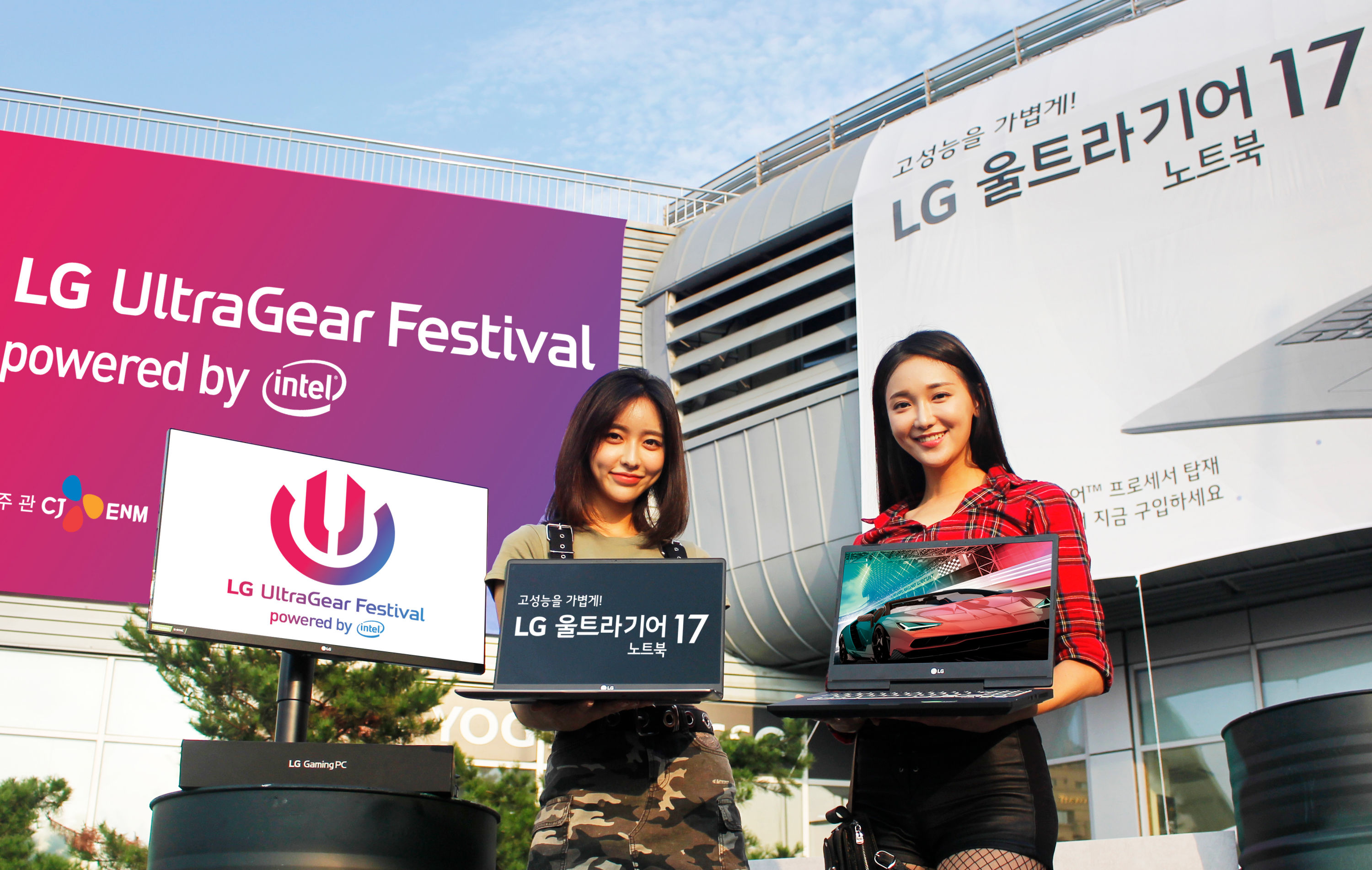  모델들이 서울 장충체육관에서 이달 31일부터 열리는 'LG 울트라기어 페스티벌' 행사장 앞에서 내달 9일 출시 예정인 'LG 울트라기어 17' 노트북(모델명:17U790)을 들고 포즈를 취하고 있다. 