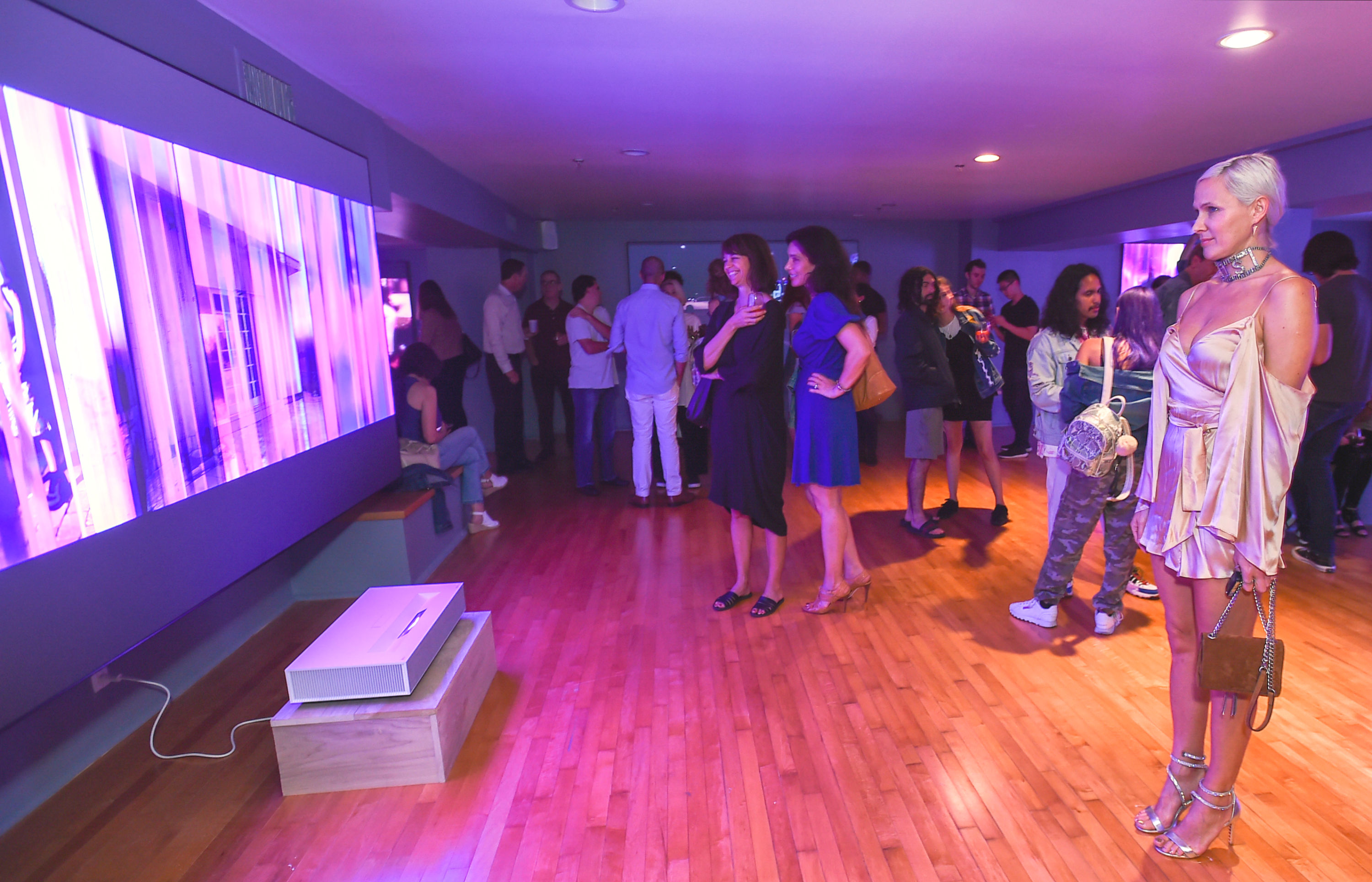  현지시간 24일 미국 산타모니카에서 관람객들이 '데이비드 반 에이슨'의 디지털 아트 작품을 'LG 시네빔 레이저 4K'가 구현한 초대형, 고해상도 화면으로 감상하고 있다. 