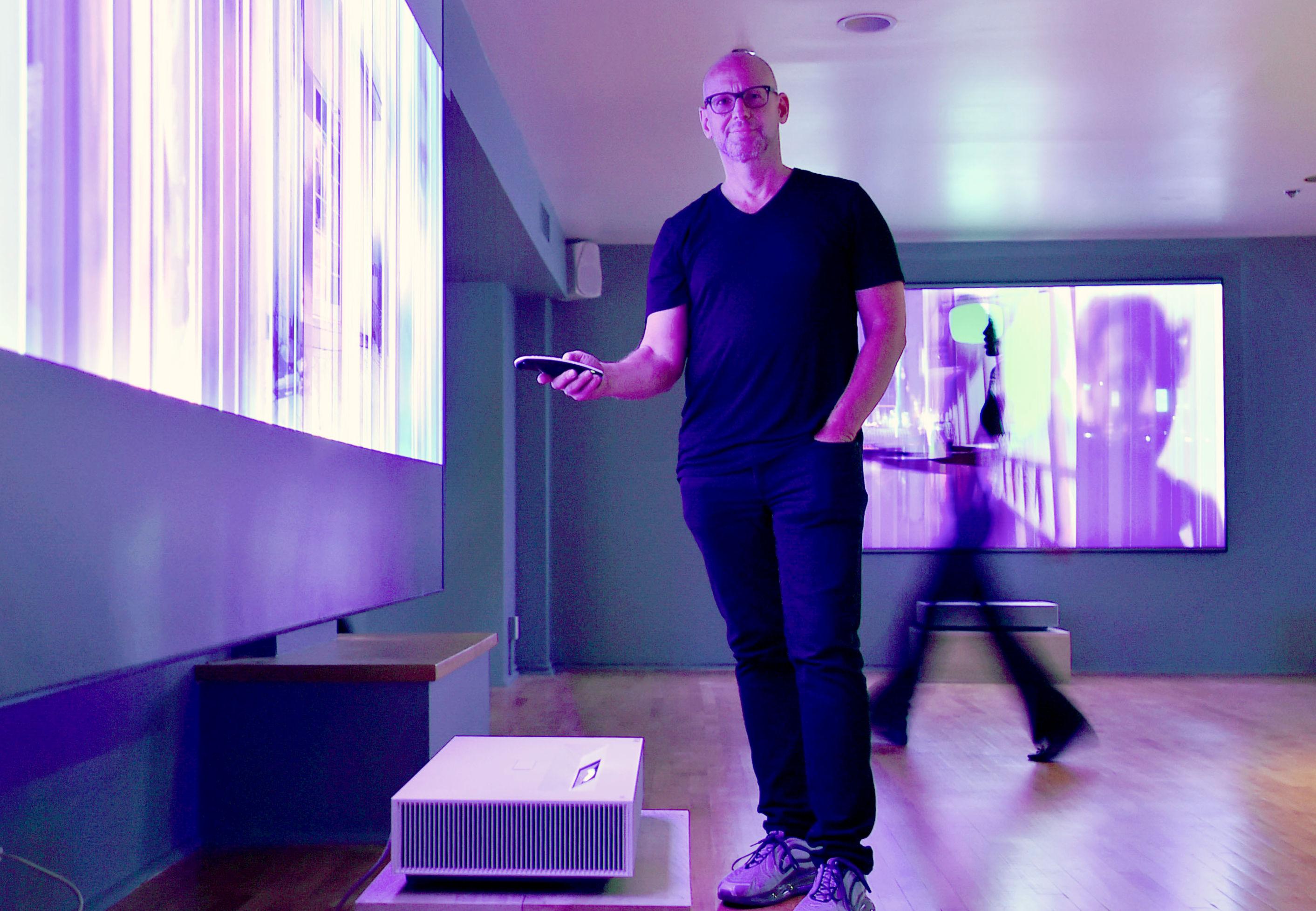  현지시간 24일 미국 산타모니카에서 비디오 아티스트 '데이비드 반 에이슨'이 'LG 시네빔 레이저 4K'의 초대형, 고해상도 화면을 통해 본인의 작품을 소개하고 있다.