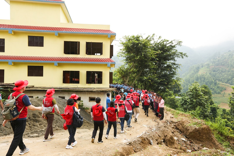 네팔 다딩 지역의 ‘쉬리 세티 디비 스쿨’에 도착한 LG전자 임직원 해외봉사단 모습