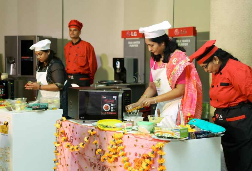 LG전자가 28일 인도 뉴델리 하야트호텔에서 건강한 요리문화를 확산하기 위해 'LG 요리 경연대회'를 개최했다. 참가자가 LG 광파오븐을 활용해 요리를 만들고 있다.