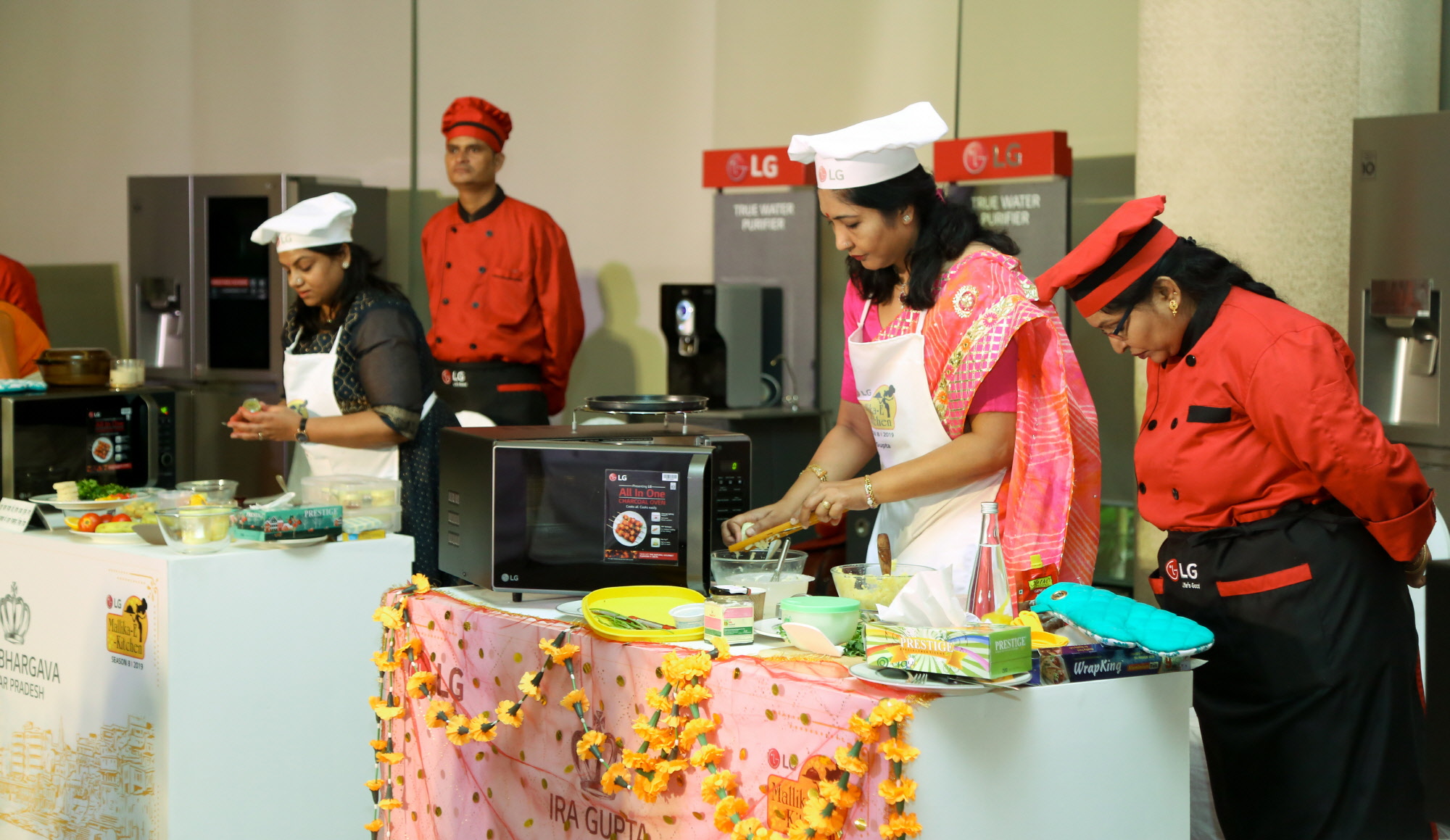 LG전자가 28일 인도 뉴델리 하야트호텔에서 건강한 요리문화를 확산하기 위해 'LG 요리 경연대회'를 개최했다. 참가자가 LG 광파오븐을 활용해 요리를 만들고 있다.