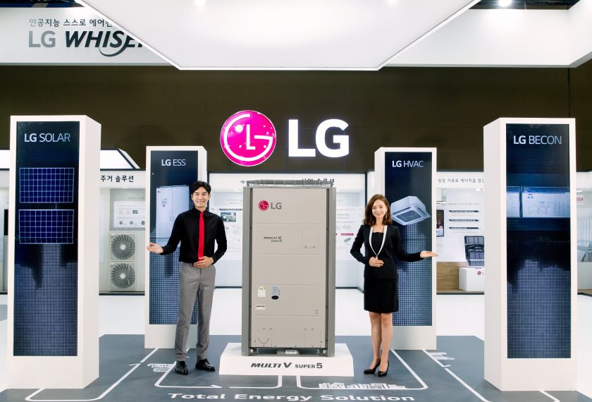 LG전자가 3일부터 6일까지 일산 킨텍스에서 열리는 ‘2019 대한민국 에너지대전(Korea Energy Show)’에 참가해 차별화된 토탈 에너지 솔루션을 대거 선보인다. LG전자 모델들이 멀티브이(Multi V), 에너지저장시스템(ESS; Energy Storage System) 등 LG전자만의 차별화된 총합 공조 제품을 소개하고 있다.