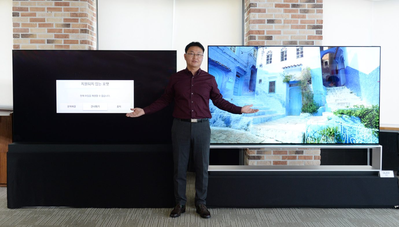 서울 여의도 LG트윈타워에서 LG전자 TV소프트웨어플랫폼개발실장 이강원 상무가 LG 8K 올레드 TV(오른쪽)와 타사 제품으로 USB에 저장된 8K 유튜브 영상을 재생하고 있다. 왼쪽 제품은 해당 포맷을 지원하지 않아 영상을 보여주지 못하고, LG 8K 올레드 TV는 8K 유튜브 영상을 제대로 구현한다.