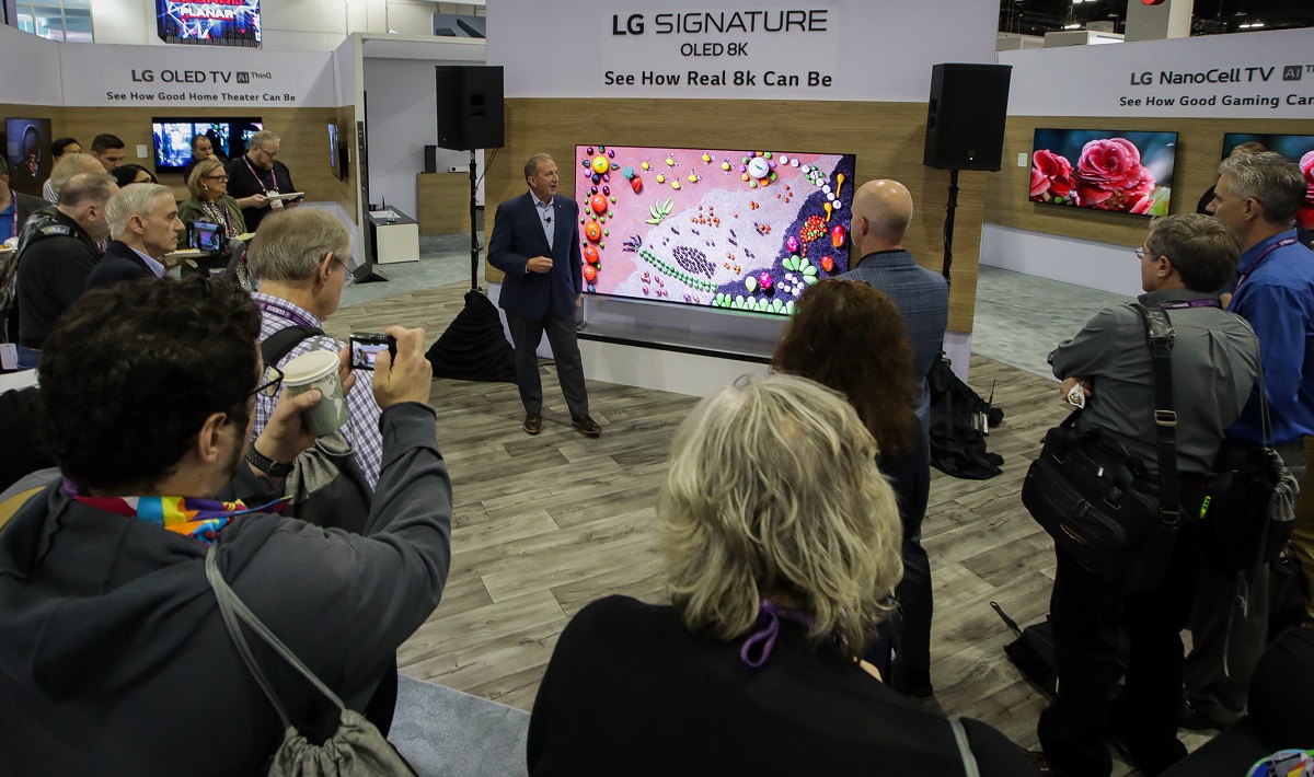 LG전자가 미국 덴버에서 열린 영상가전 전시회'CEDIA 엑스포 2019' 전시회에서 관람객들에게 '리얼 8K' 올레드 TV 'LG 시그니처 올레드 8K'를 소개하고 있다.
