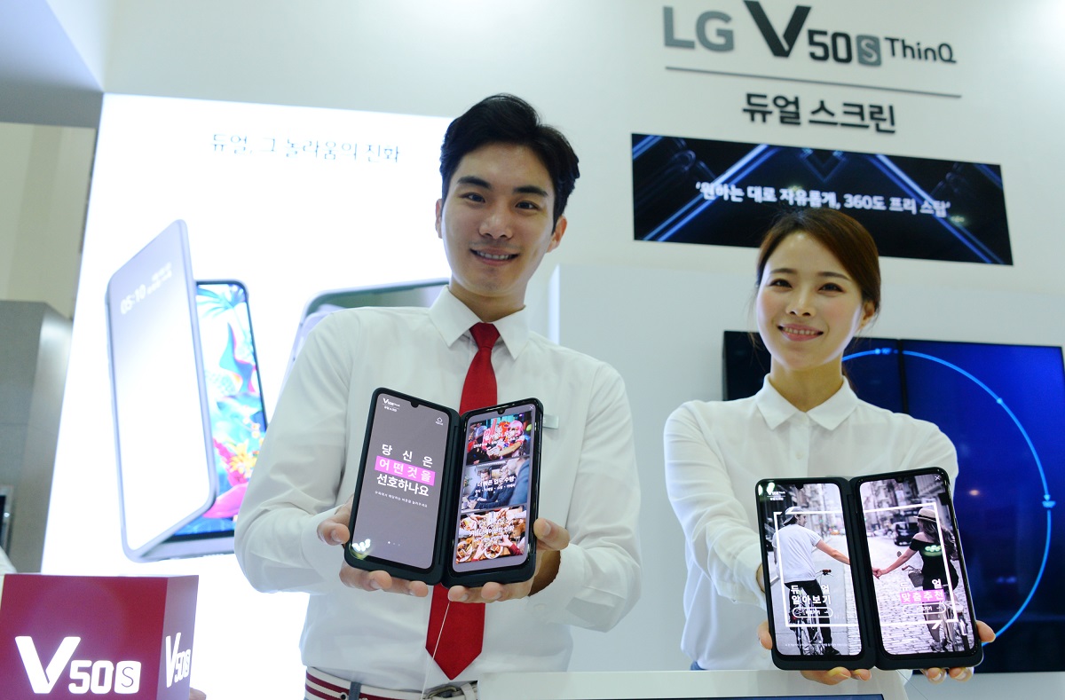 8일 삼성동 코엑스에서 개막한 'KES 2019' 전시회에서 모델들이 LG V50S  ThinQ와 듀얼 스크린을 소개하고 있다. 