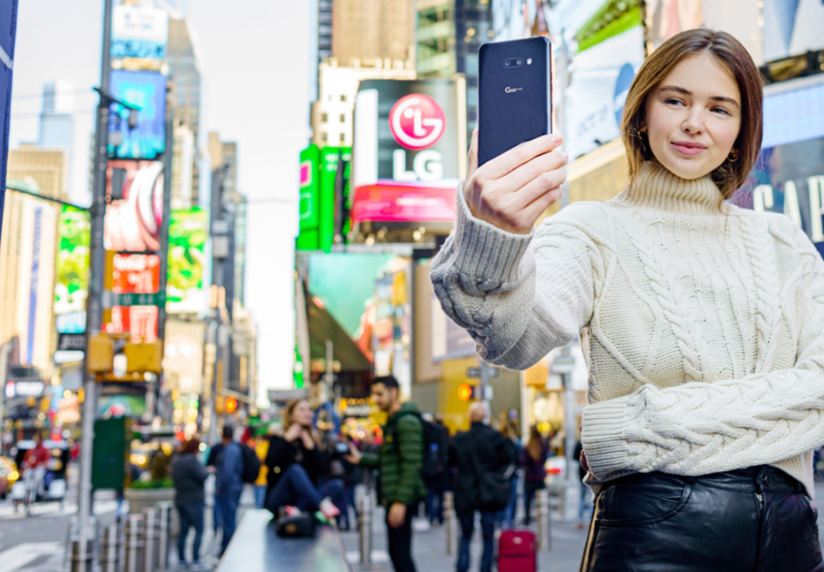 LG전자가 내달 1일 LG G8X ThinQ를 미국, 캐나다 등 북미시장에 순차 출시한다. LG전자 모델이 미국 뉴욕 '타임스스퀘어(Times Square)'에서 LG G8X ThinQ를 소개하고 있다.