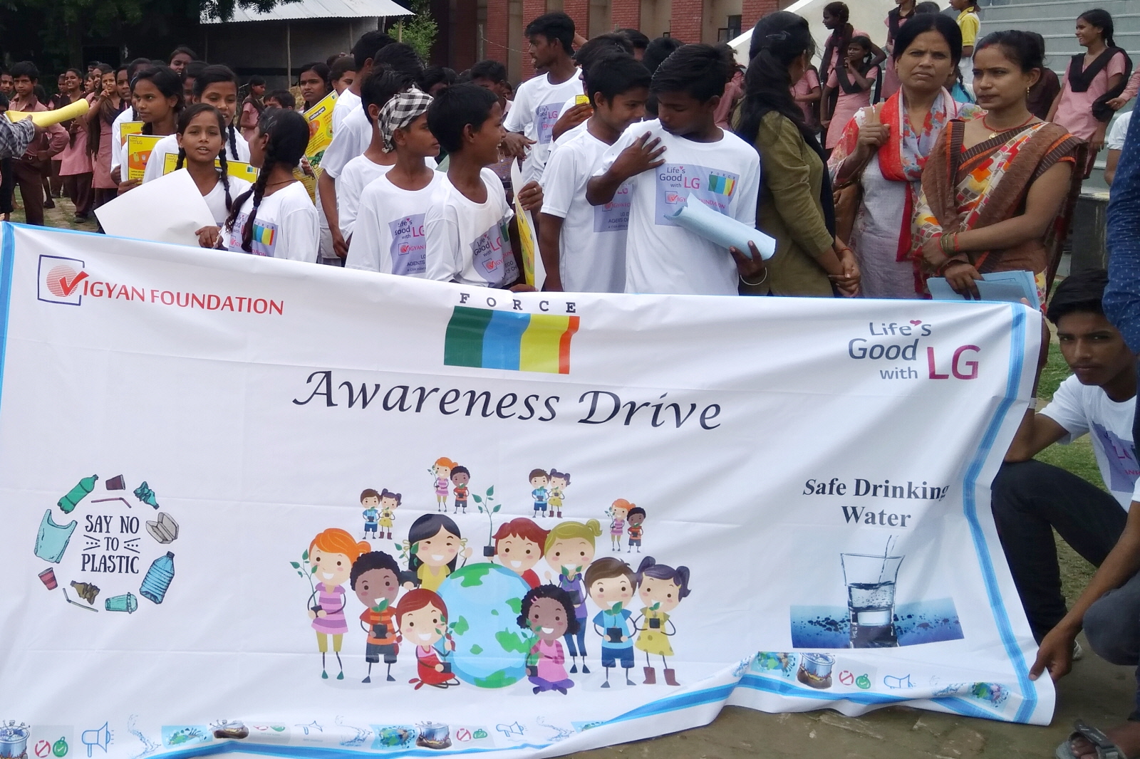 LG전자가 올해 4월부터 인도에서 환경 보호의 중요성을 알리기 위한 ‘LG Agent of Change’ 캠페인을 진행하고 있다. 인도 청소년들이 학교 밖에서 환경보호의 중요성을 알리는 캠페인을 하고 있다.