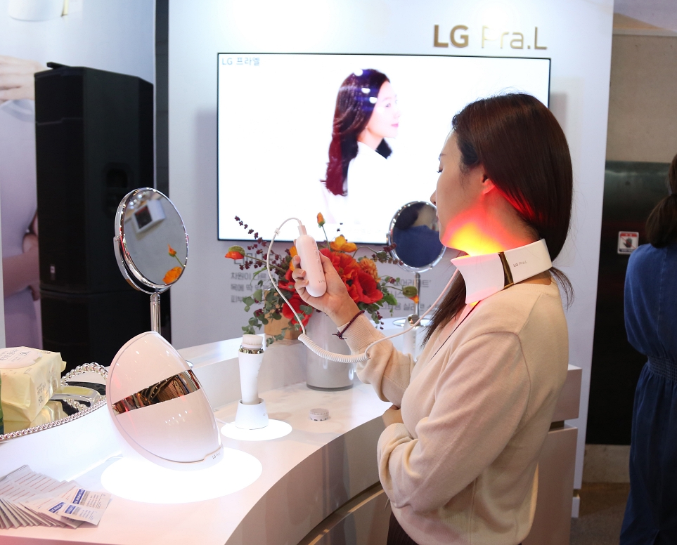 LG 프라엘 더마 LED 넥케어 체험 모습 3
