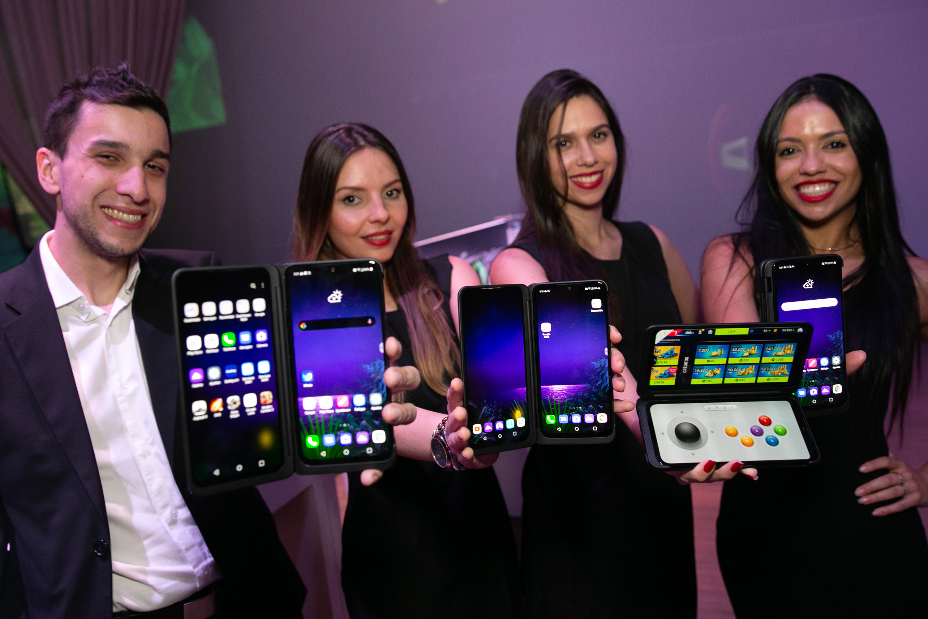 LG전자가 현지시간 21일 브라질 상파울루에서 현지 언론과 거래선들을 대상으로 LG G8X ThinQ 론칭행사를 열었다. LG전자 모델들이 LG G8X ThinQ를 소개하고 있다.