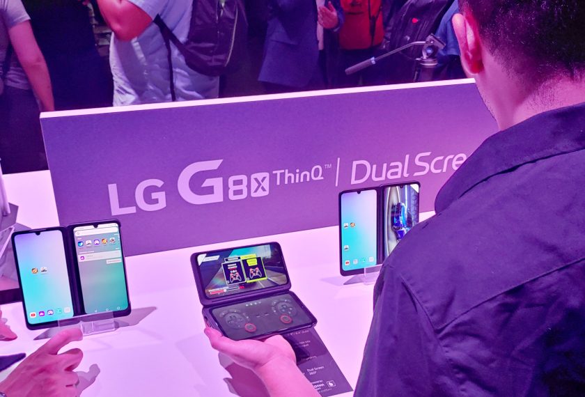 LG전자가 현지시간 21일 브라질 상파울루에서 현지 언론과 거래선들을 대상으로 LG G8X ThinQ 론칭행사를 열었다. LG전자 모델들이 LG G8X ThinQ를 소개하고 있다.