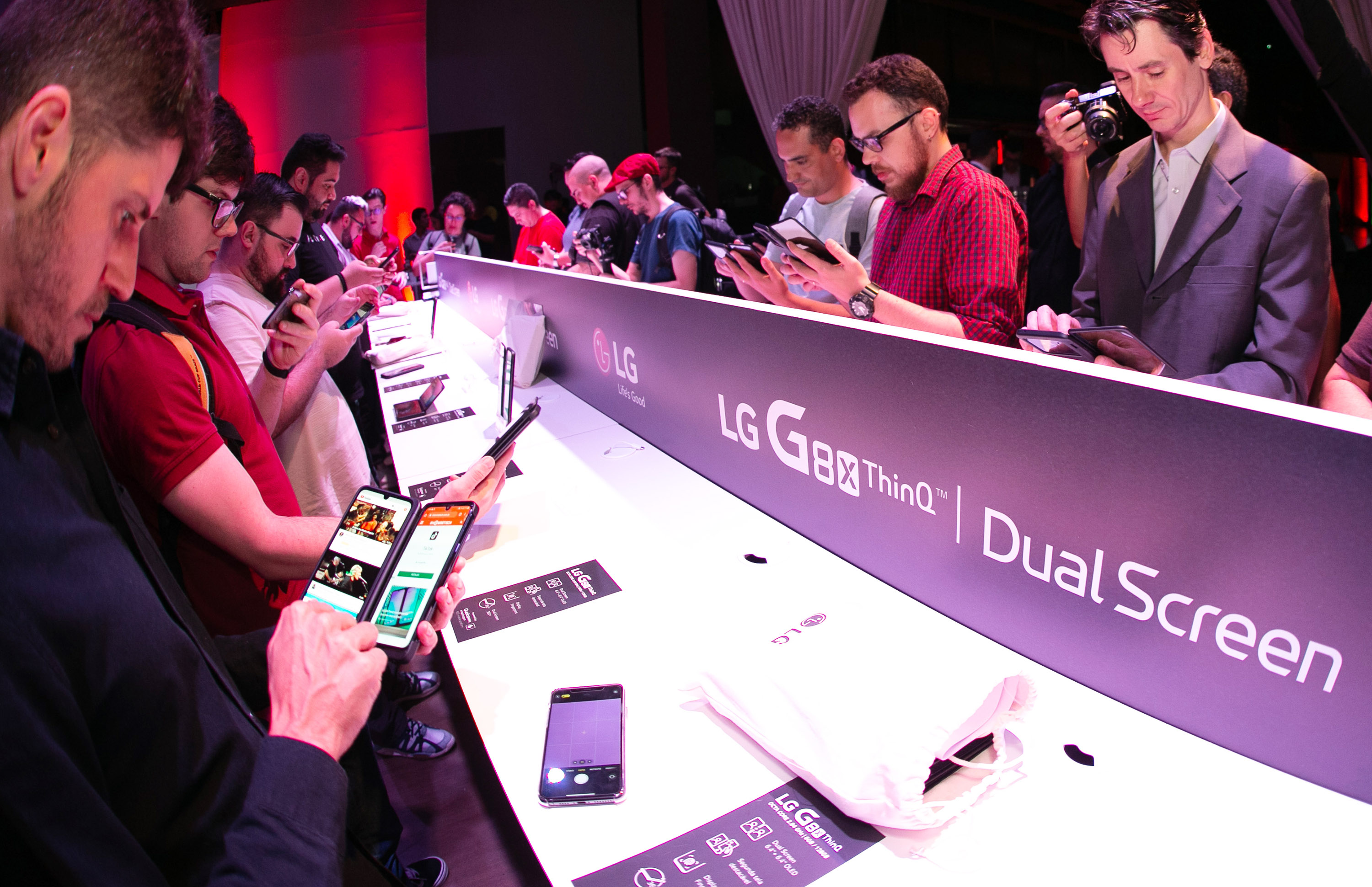 LG전자가 현지시간 21일 브라질 상파울루에서 현지 언론과 거래선들을 대상으로 LG G8X ThinQ 론칭행사를 열었다. 행사에 참석한 사람들이 LG G8X ThinQ를 체험하고 있다.