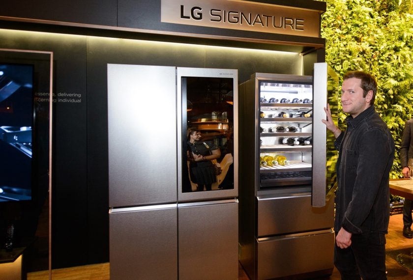 :﻿ LG전자가 19일 러시아 모스크바 포시즌스 호텔(Four Seasons Hotel Moscow)에서 고객들에게 超프리미엄 ‘LG 시그니처(LG SIGNATURE)’의 차별화된 가치를 알리기 위한 자리를 마련했다. 고객들이 LG 시그니처를 체험하고 있다.
