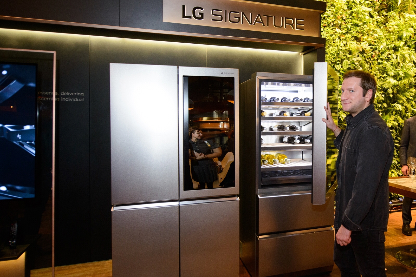 : LG전자가 19일 러시아 모스크바 포시즌스 호텔(Four Seasons Hotel Moscow)에서 고객들에게 超프리미엄 ‘LG 시그니처(LG SIGNATURE)’의 차별화된 가치를 알리기 위한 자리를 마련했다. 고객들이 LG 시그니처를 체험하고 있다. 