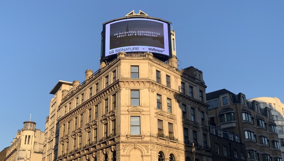 런던 피커딜리 서커스 옥외 광고판 나온 LG 시그니처 영상