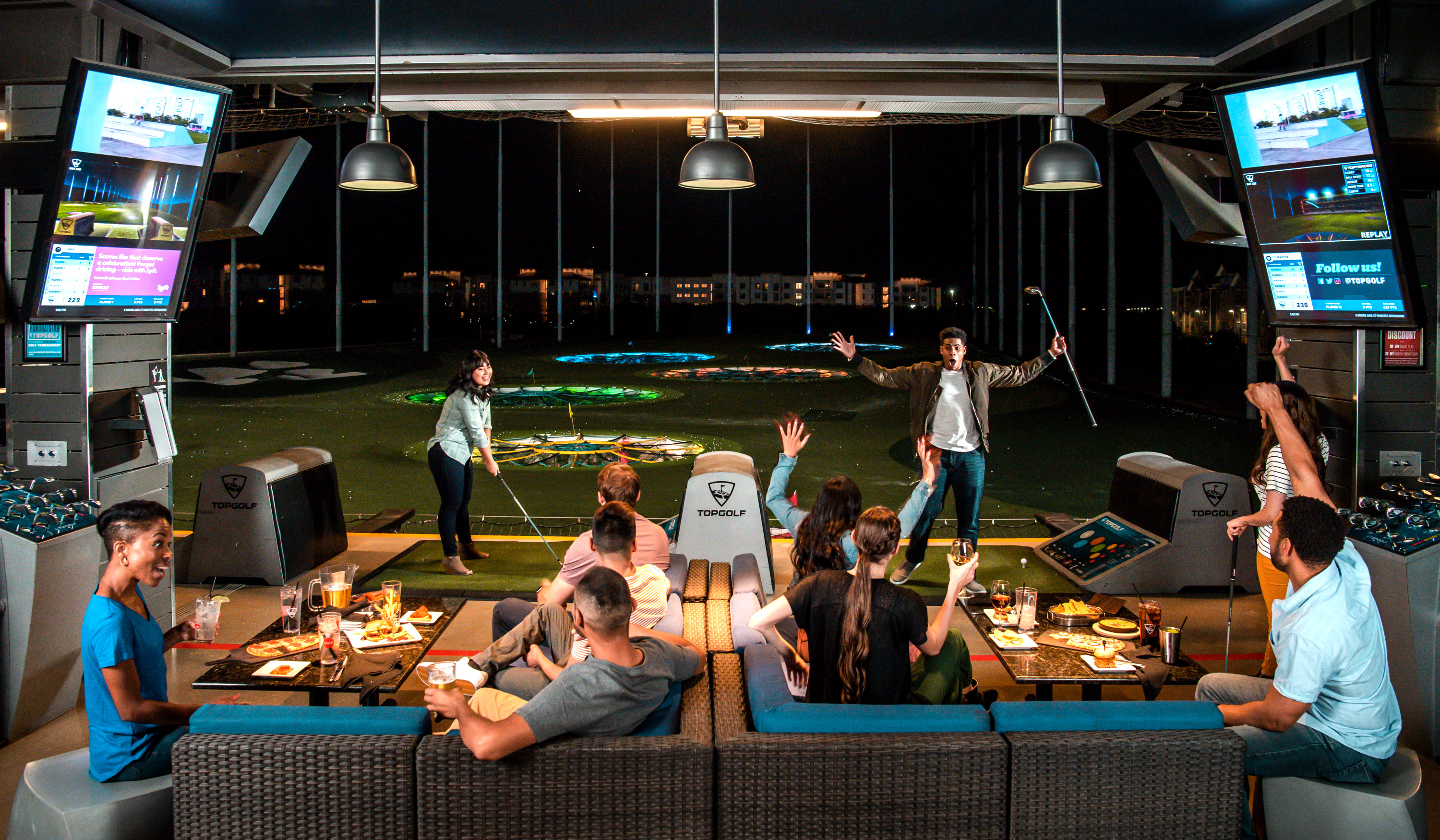 美 복합문화공간 '탑골프'를 찾은 고객들이 LG 디지털 사이니지가 설치된 공간에서 골프, 모임 등을 즐기고 있다.