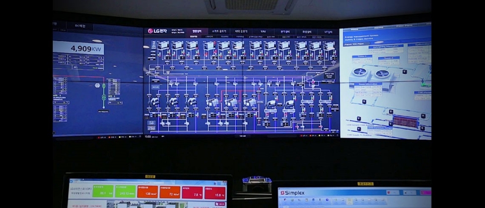 LG사이언스파크 중앙 관제실의 빌딩 통합 제어 및 에너지 관리 솔루션 운영 모습