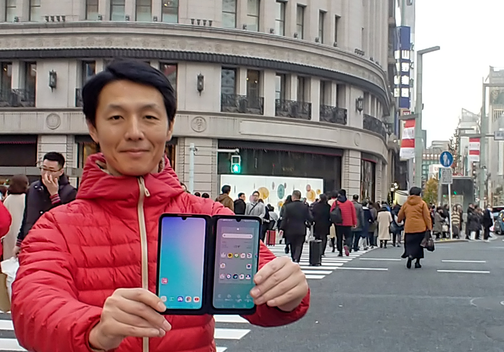 LG전자가 프리미엄 스마트폰 LG G8X ThinQ를 일본 시장에 출시했다. LG전자 일본법인 직원이 일본 도쿄의 유명 번화가 '긴자(Ginza)' 거리에서 LG G8X ThinQ를 소개하고 있다.