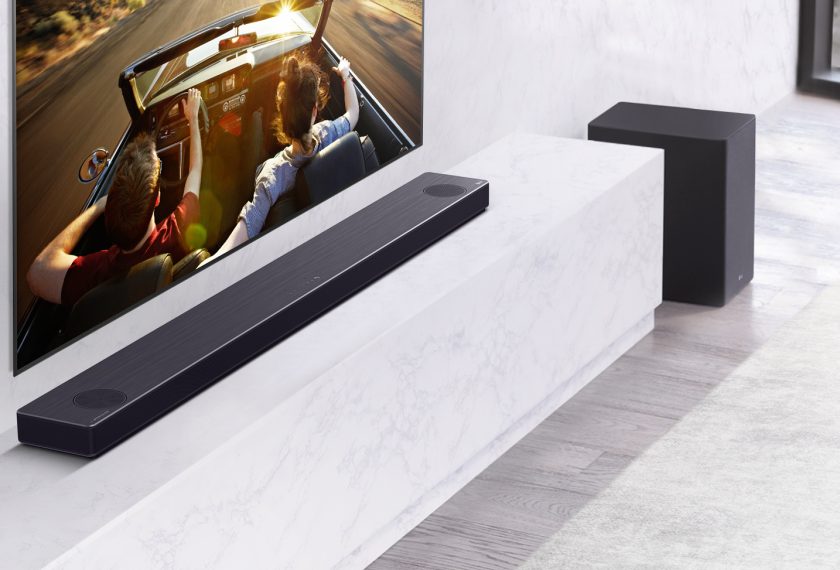 LG전자가 2020년형 사운드 바 신제품을 선보인다. 신제품은 현장감 있는 입체음향, 사용 편의성, AI기능 등을 두루 강화했다. 사진은 사운드 바 신제품이 TV와 함께 방 안에 설치된 모습.