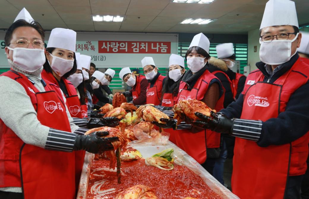 LG전자 한국영업본부 직원들이 한마음으로 참여해 더욱 뜻 깊었던 2019년 ‘사랑의 김치 나눔 행사’