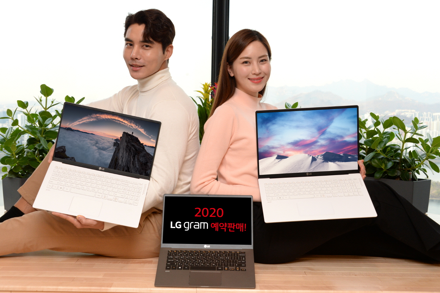 서울 여의도 소재 LG 트윈타워에서 모델들이 대화면, 고성능, 휴대성까지 겸비한 2020년형 'LG 그램' 신제품을 소개하고 있다. 왼쪽 제품부터 'LG 그램 15', 'LG 그램 14', 'LG 그램 17' 제품순임.