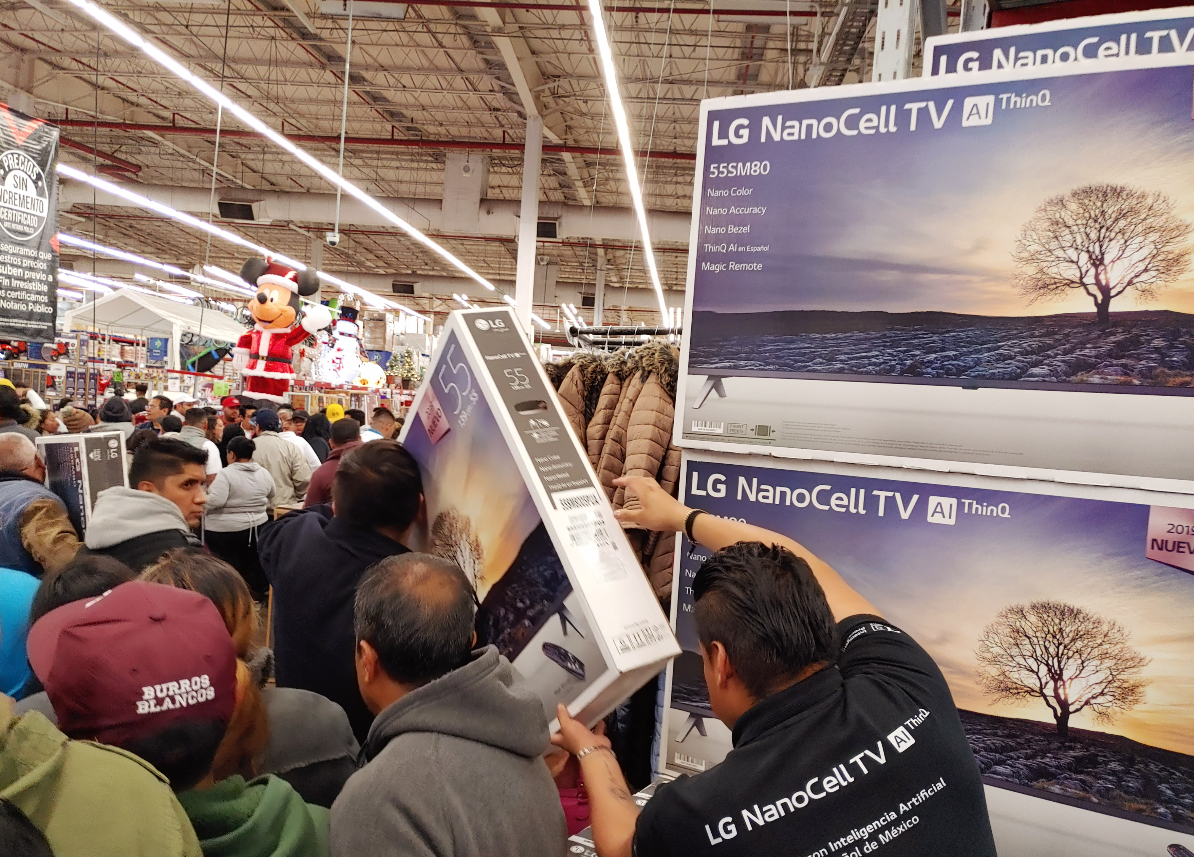 연말 쇼핑시즌을 맞아 멕시코시티의 샘스클럽 매장을 찾은 고객들이 올레드 TV, 나노셀 TV 등 LG TV를 구입하기 위해 대기하고 있다.