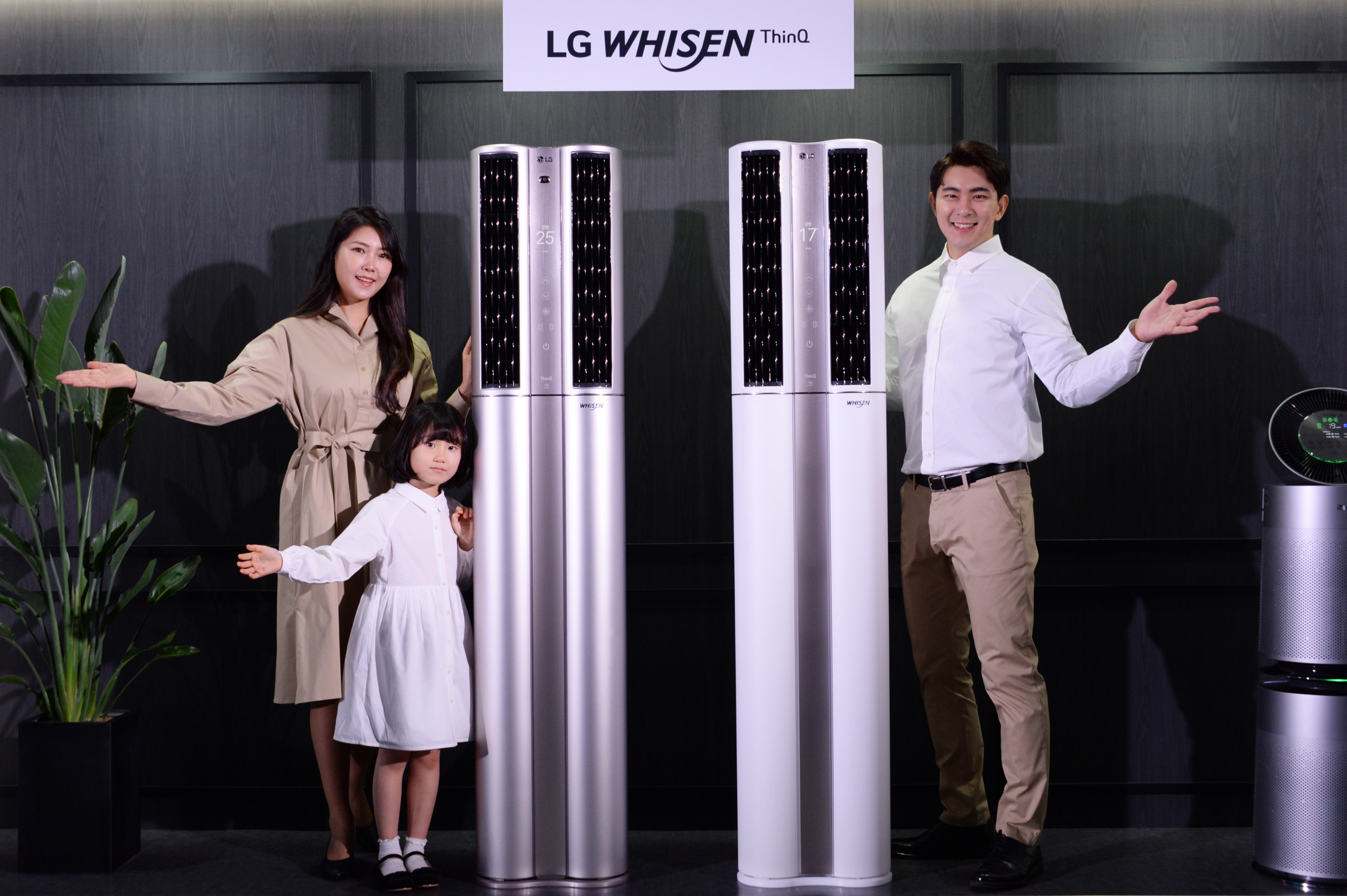 LG전자 모델이 더 편리하고 쾌적해진 2020년형 LG 휘센 씽큐 에어컨 신제품을 소개하고 있다
