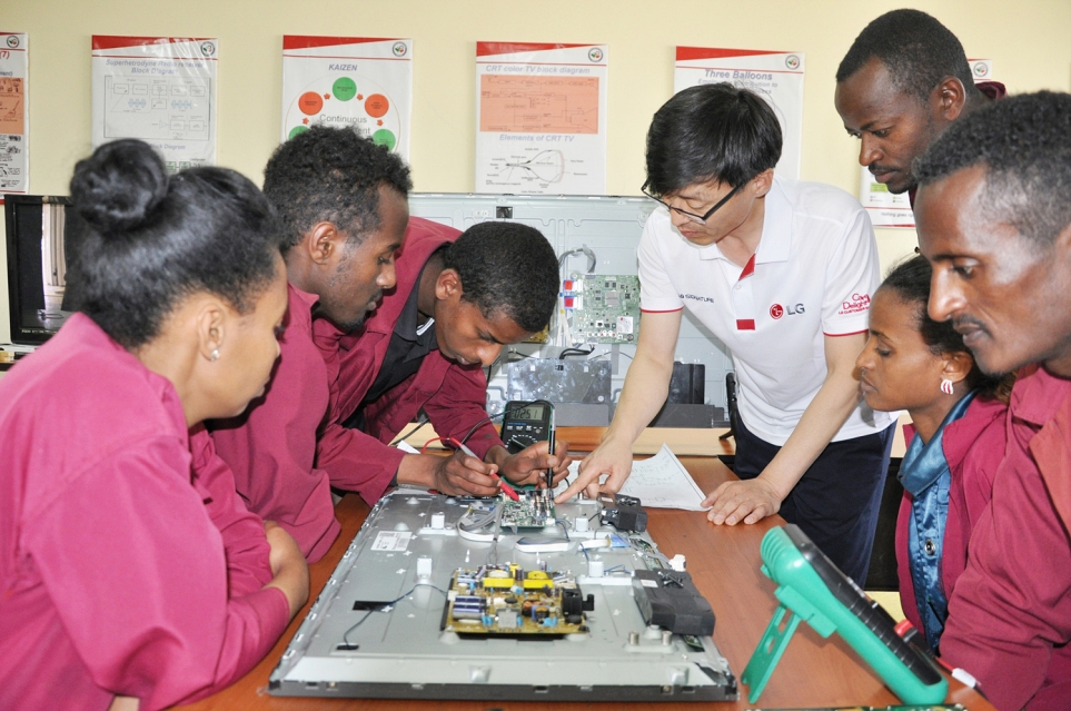 에티오피아 LG-KOICA 희망직업훈련학교에서 교육하는 모습 1