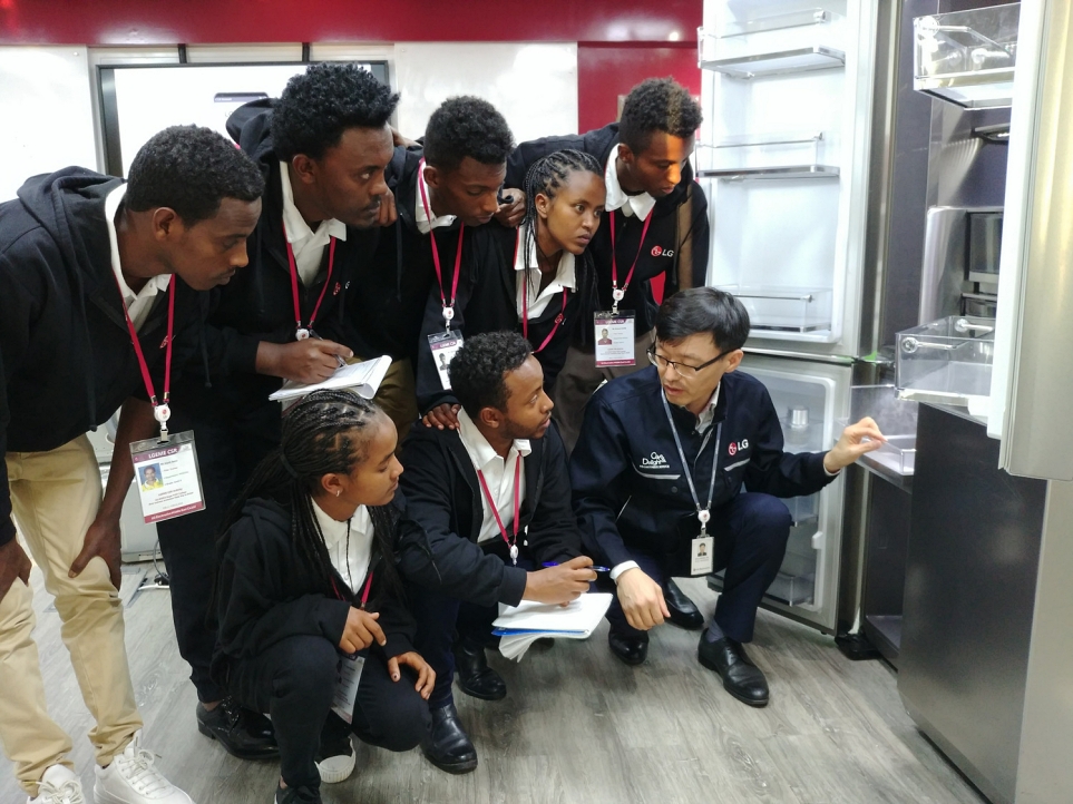 에티오피아 LG-KOICA 희망직업훈련학교의 우수학생 7명의 두바이 해외연수 모습