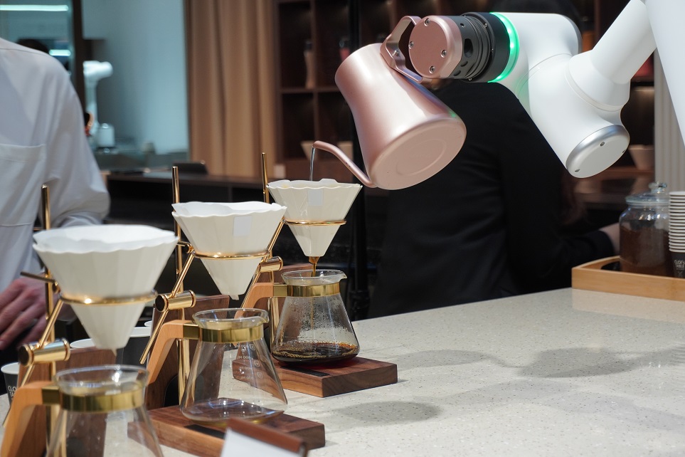 LG 클로이 로봇이 커피를 제조하고 있는 모습