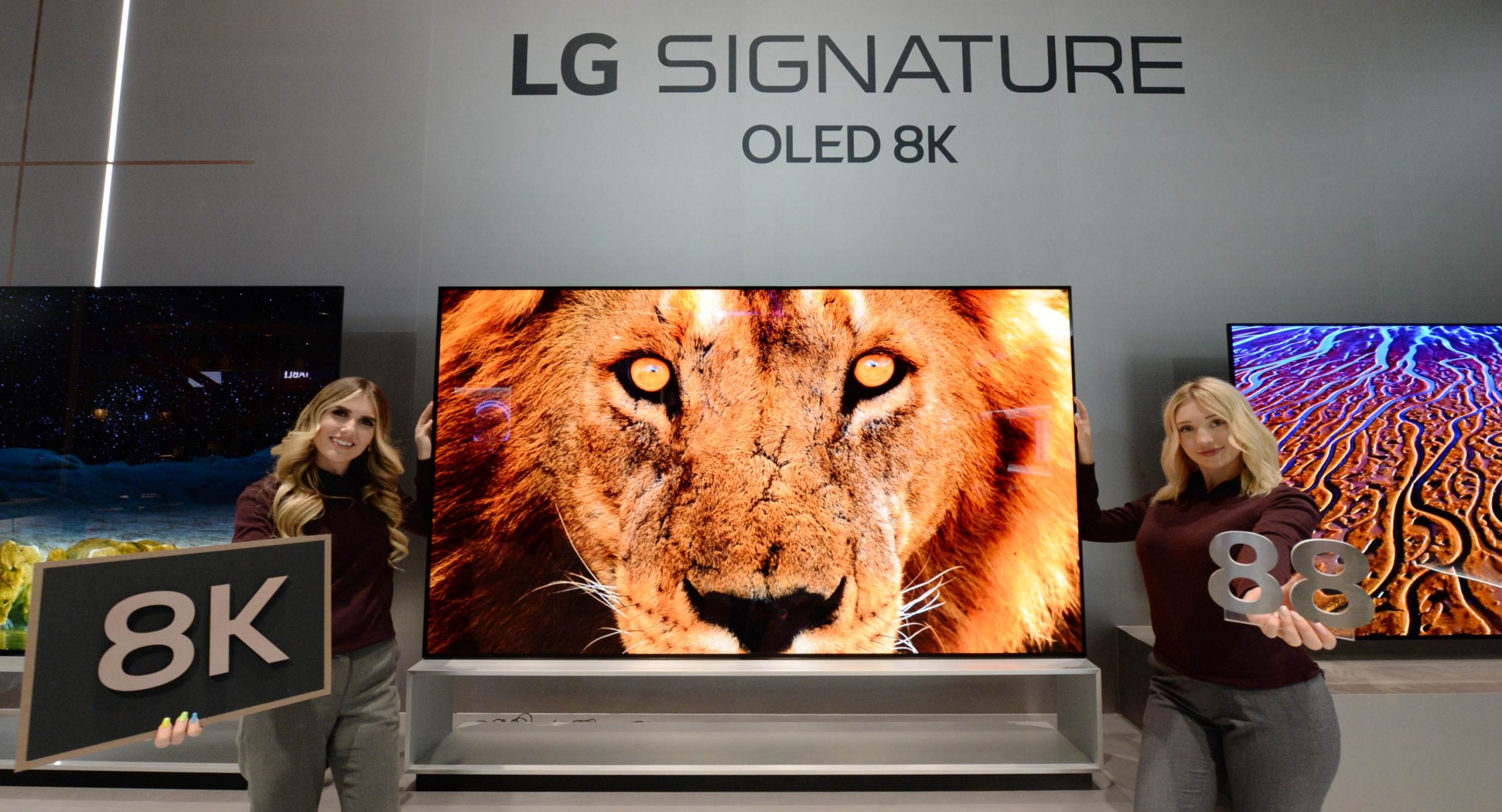 LG전자가 현지시간 7일부터 美 라스베이거스에서 열리는 CES 2020에서 올레드 기술 리더십을 기반으로 TV 신제품을 대거 선보인다. LG전자 모델들이 인공지능 프로세서 ‘알파9 3세대(α9 Gen3)’를 탑재한 88형 'LG 시그니처 올레드 8K' 신제품을 소개하고 있다. LG전자 '리얼 8K' TV는 화질선명도 값이 수평 방향과 수직 방향 모두 90% 수준으로 차원이 다른 선명함를 자랑한다.