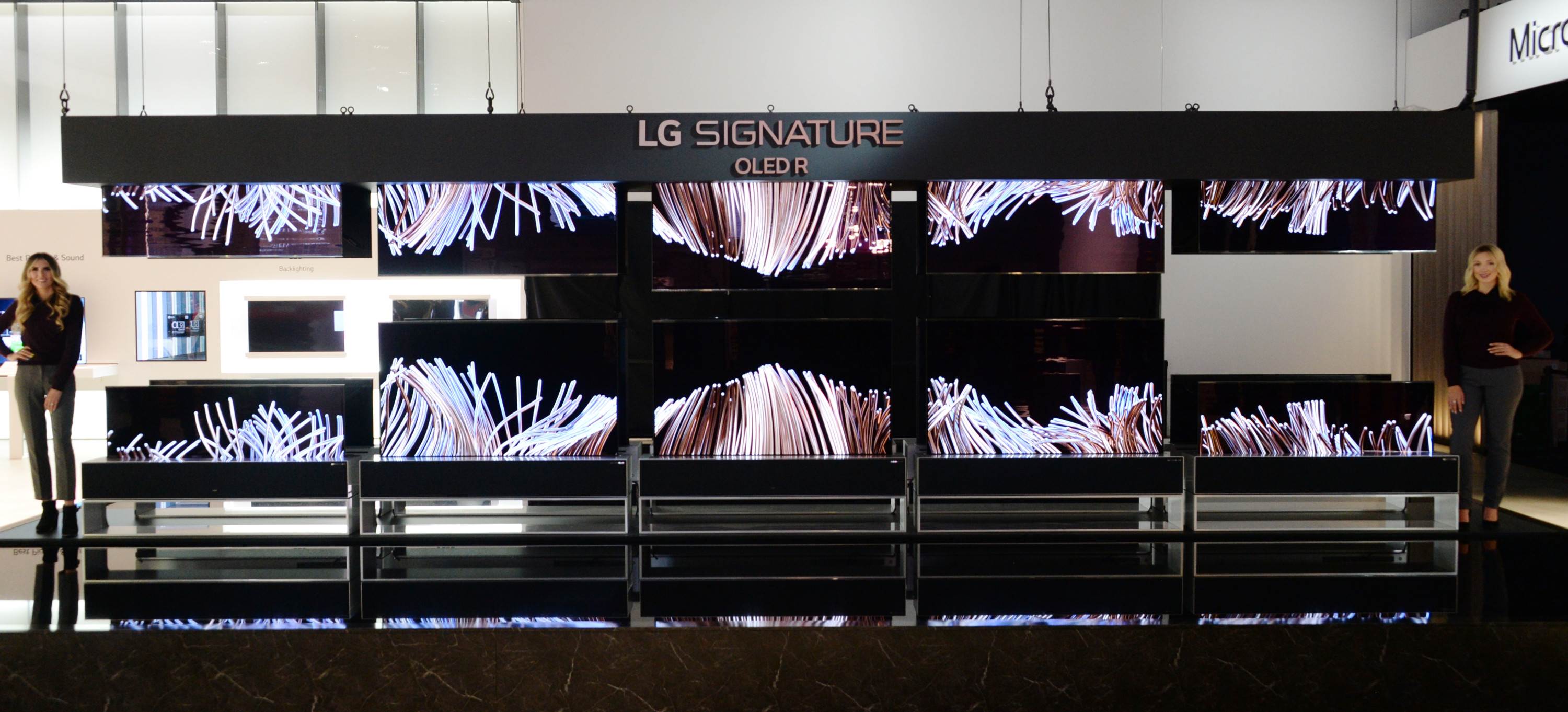 LG전자 모델들이 세계 최초 롤러블 올레드 TV인 'LG 시그니처 올레드 R'를 소개하고 있다.