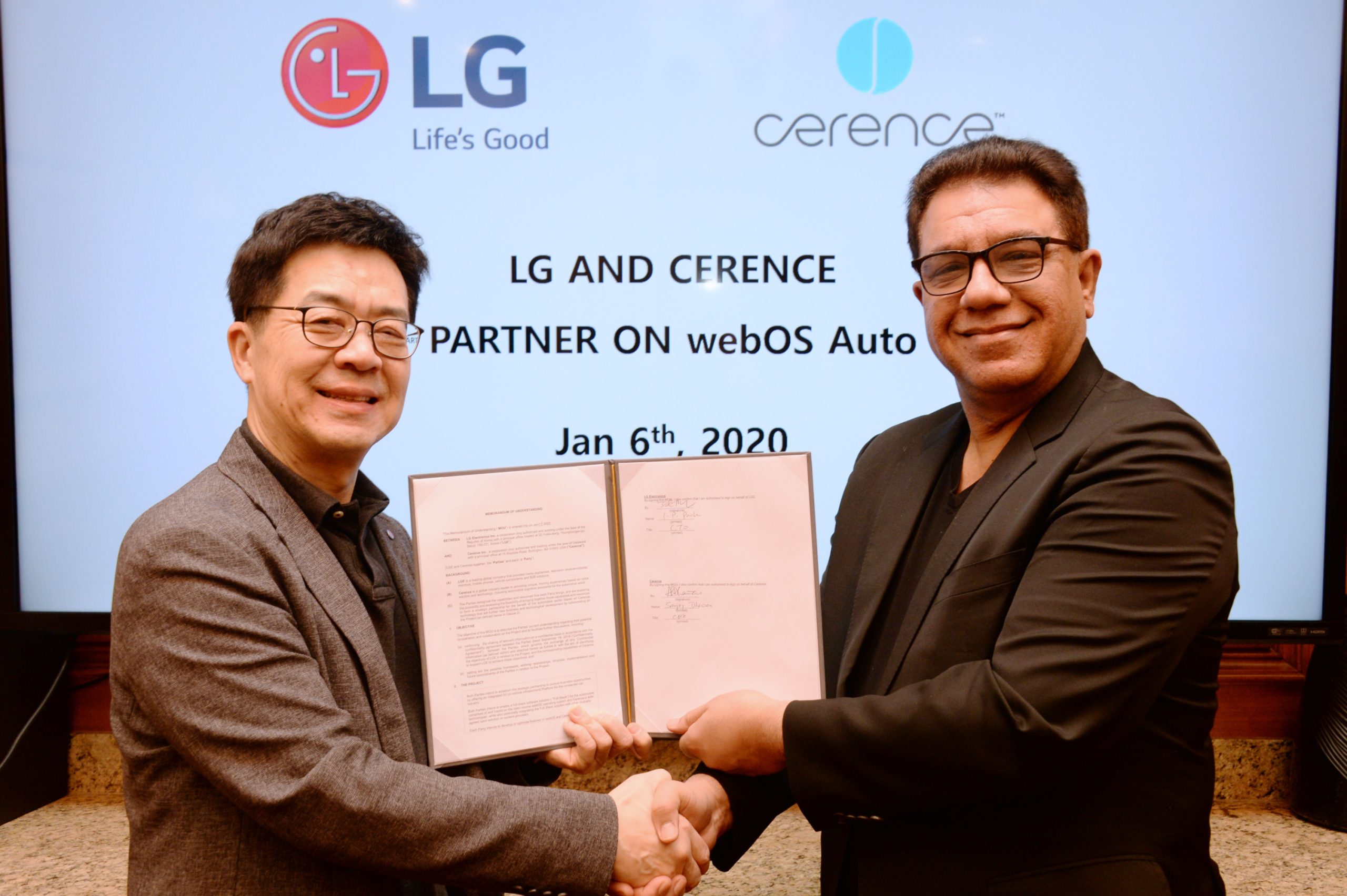 LG전자와 美 쎄렌스(Cerence)社가 최근 美 라스베이거스에서 차량용 솔루션을 공동으로 개발하기 위한 양해각서(MOU)를 체결했다. (사진은 LG전자 CTO 박일평 사장(왼쪽)과 쎄렌스社 CEO 산자이 다완(Sanjay Dhawan))