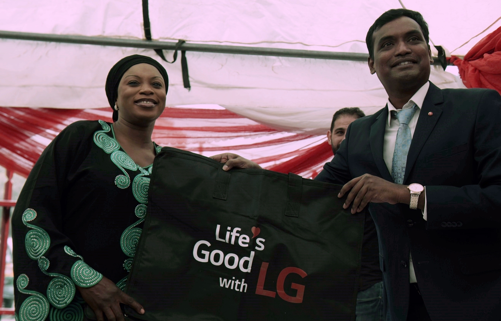  LG전자가 25일 나이지리아 카노주(州)에 위치한 LG 브랜드샵의 일부 공간에 무료 세탁방인 ‘라이프스 굿 위드 LG 워시(Life’s Good with LG Wash)’를 열었다. 무료 세탁방 개소식에서 현지 주민에게 세탁 가방을 선물하고 있다.