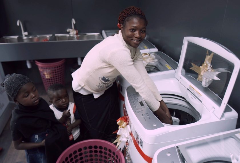 LG전자가 25일 나이지리아 카노주(州)에 위치한 LG 브랜드샵의 일부 공간에 무료 세탁방인 ‘라이프스 굿 위드 LG 워시(Life’s Good with LG Wash)’를 열었다. 현지 주민이 무료 세탁방에서 세탁기를 체험해보고 있다.