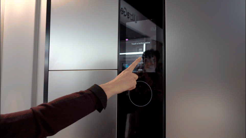 LG 씽큐 홈 스마트 현관에서 무인 택배함을 사용하는 모습