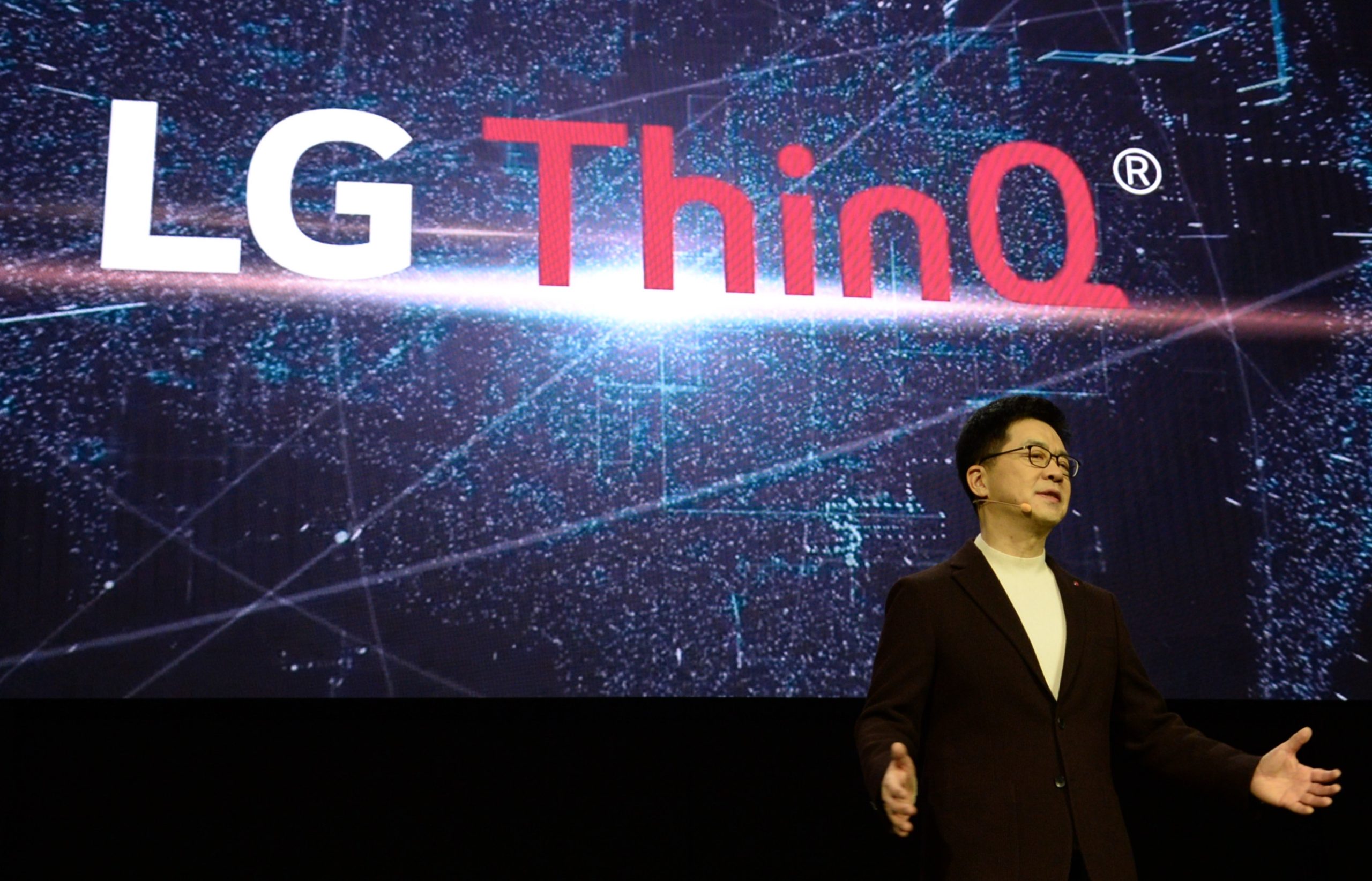 CES 프레스 컨퍼런스에서 글로벌 AI 브랜드인 LG ThinQ(씽큐)를 공개하고 있는 박일평 사장의 모습