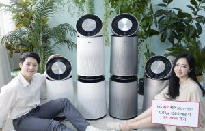 국가공인시험검사기관인 한국건설생활환경시험연구원 시험 결과 0.01마이크로미터 크기의 극초미세먼지를 99.999% 제거하는 LG 퓨리케어 360° 공기청정기를 모델들이 소개하고 있다.