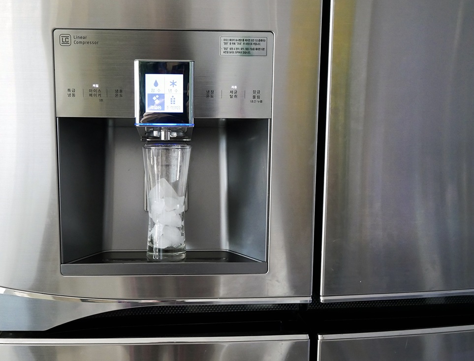LG 디오스 얼음정수기 냉장고 작동 모습