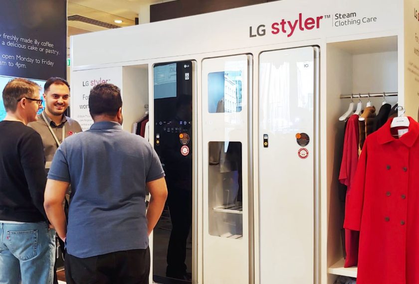 LG전자가 이달 9일부터 20일까지 2주간 프리미엄 백화점을 운영하는 ‘존 루이스(John Lewis)’의 英 런던 소재 본사 1층에 LG 스타일러 체험존을 운영하고 있다. 현지 고객들이 신개념 의류관리기 LG 스타일러를 살펴보고 있다.