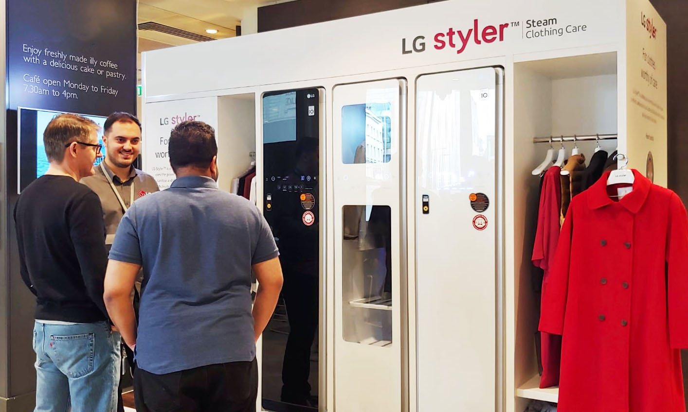 현지 고객들이 신개념 의류관리기 LG 스타일러를 살펴보고 있다.