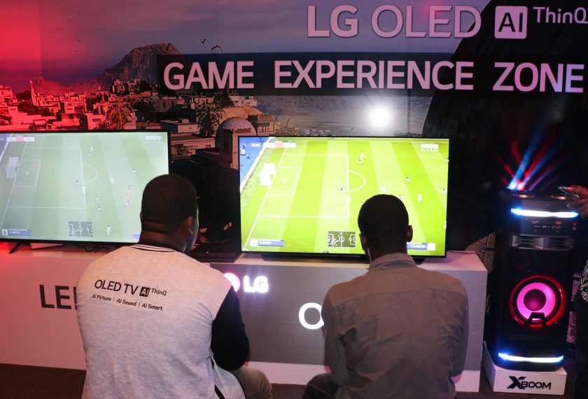 LG전자가 지난 주말 나이지리아 라고스 지역에서 LG 올레드 TV 게이밍 챌린지를 열었다. 행사장을 찾은 관람객들이 LG 올레드 TV 체험 공간에서 게임을 즐기고 있다.