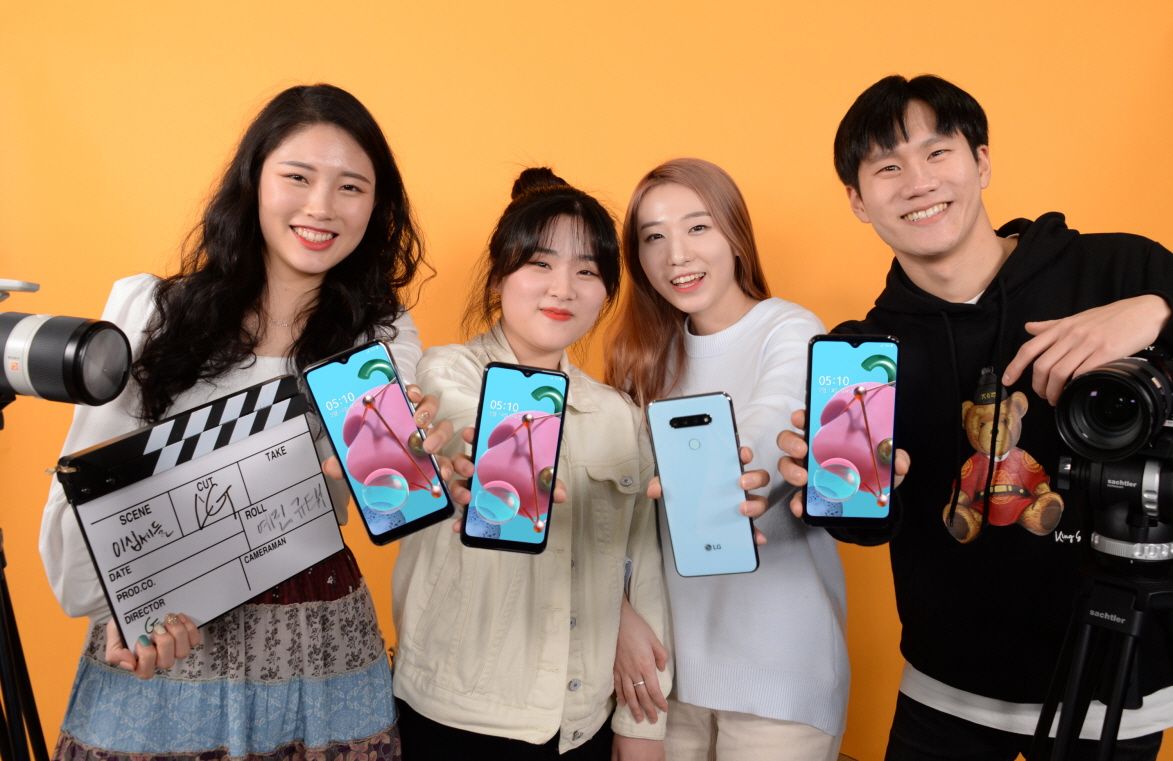  '이십세들'의 멤버들이 LG Q51을 소개하고 있다. 