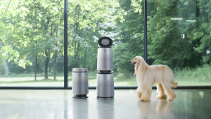 LG 퓨리케어 360° 공기청정기 펫과 반려동물이 나란히 서있다.