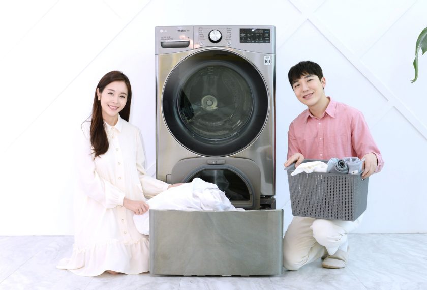 모델들이 인공지능 DD세탁기 'LG 트롬 세탁기 씽큐'에 미니워시를 결합한 제품을 소개하고 있다.
