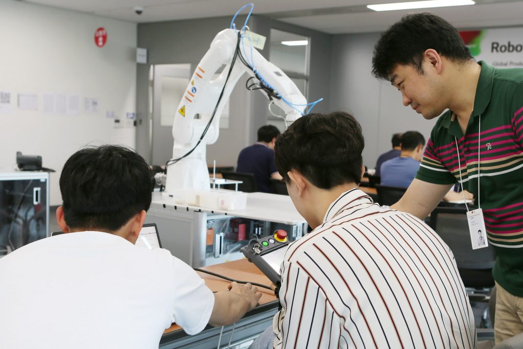 경기도 평택시 LG전자 러닝센터에서 협력사 직원들이 로봇 자동화 교육을 받고 있는 모습.