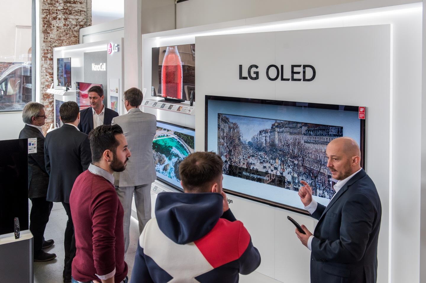 LG 올레드 TV가 유력 매체들로부터 연이은 호평을 받고 있는 가운데, 최근에는 유럽 7개국 소비자매체가 실시한 성능평가에서 1위부터 4위까지를 전부 석권하며 우수성을 인정받았다. 사진은 유럽지역 거래선 관계자들이 2020년형 LG 올레드 TV를 살펴보는 장면.